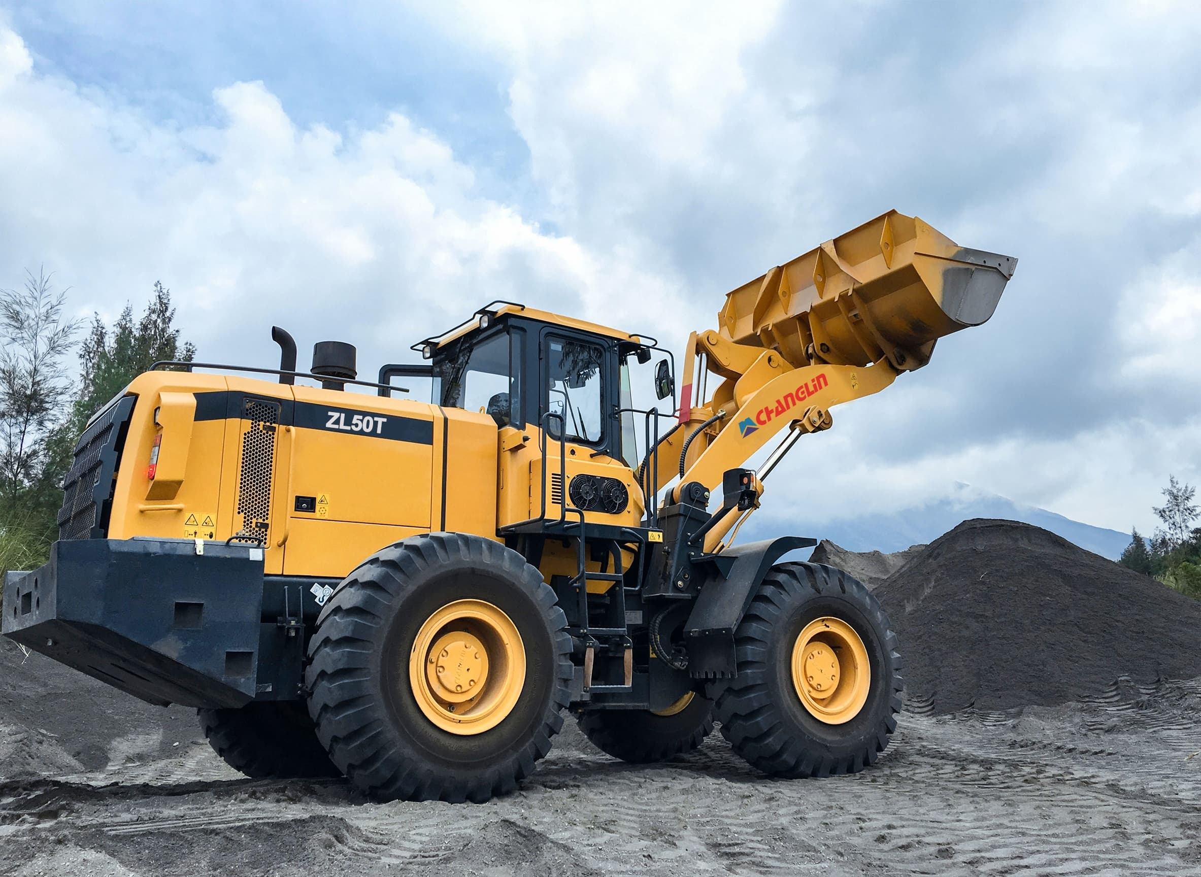 غزو ​​الموانئ والمناجم: كيف تُهيمن رافعات CHANGLIN ZL50T/ZL50H ذات العجلات على المواقع الصعبة
